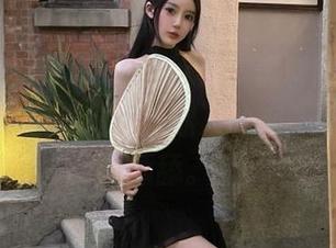 真心不想告诉你，黑料网51网址对我来说就像是一块迷人的糖，忍不住想舔舔。